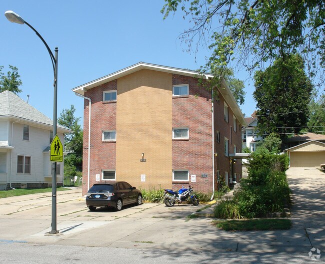 Primary Photo - 4916 Chicago St