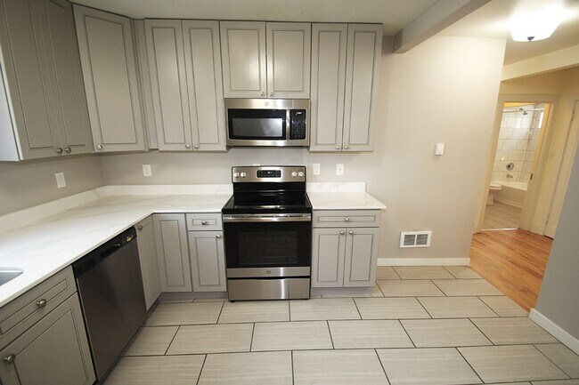 Building Photo - 7326 Triplex