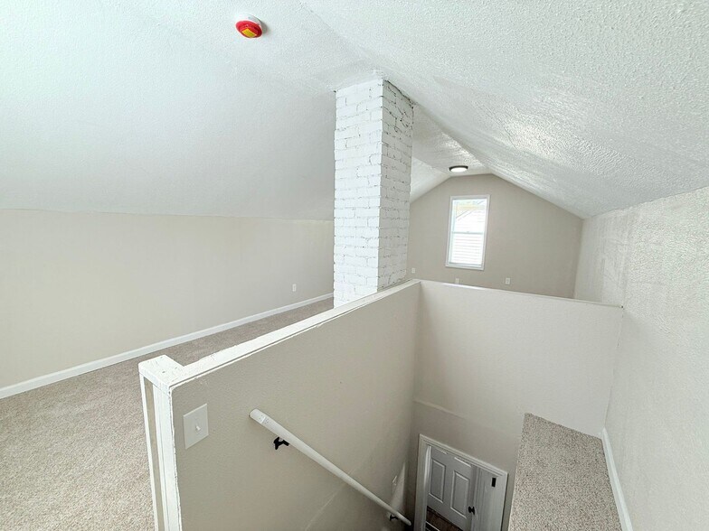 Building Photo - This beautifully updated 3-bedroom, 1-bath single-family home is ready for move-in!