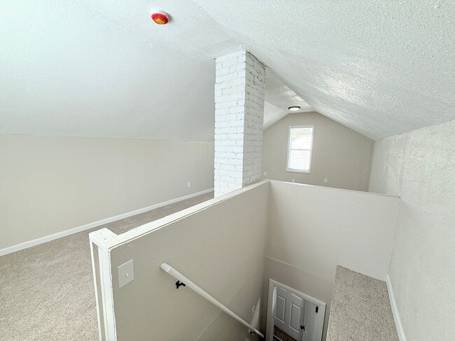 Building Photo - This beautifully updated 3-bedroom, 1-bath...
