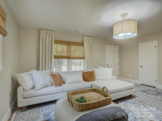 Building Photo - 2016 Wedgedale Dr