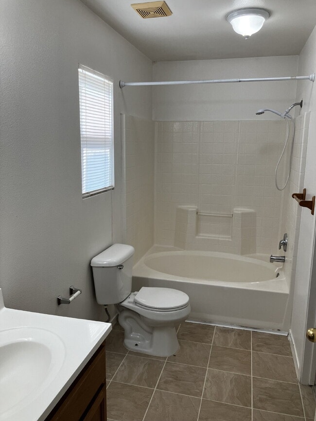 Building Photo - $500.00 OFF FIRST MONTH'S RENT!!!!! North ...