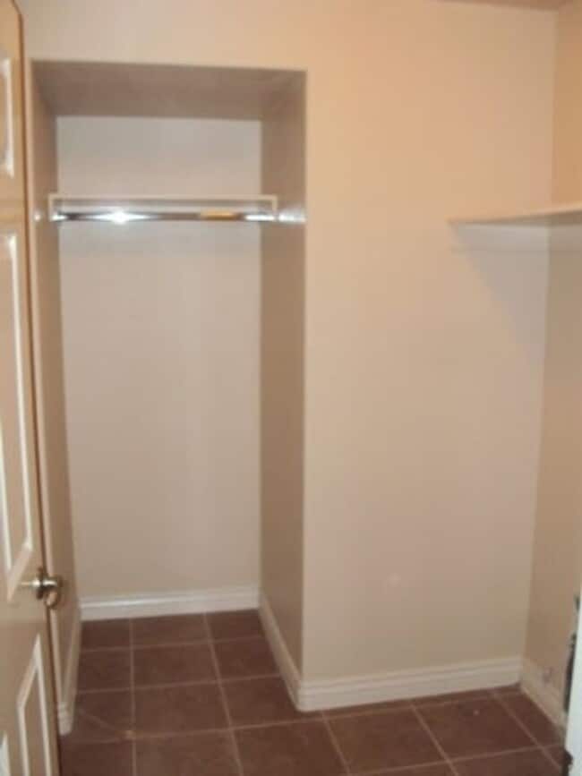 Building Photo - 3 Bedroom 2 Bathroom House