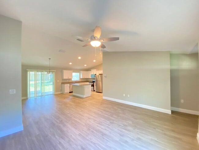 Building Photo - Custom Home - Desirable SE Ocala Neighborhood 3/2/2 **Won't Last**