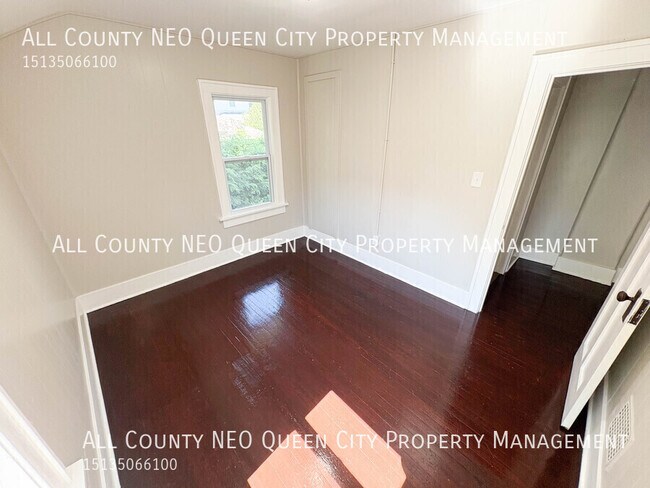 Building Photo - 223 W Parkwood Dr