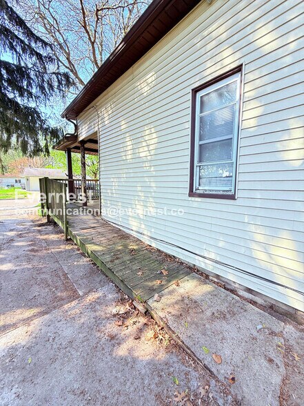 Building Photo - 2314 Airline Ave