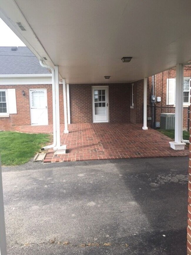 Building Photo - Kentucky mansion overlooking horse farm with stunning views    260323