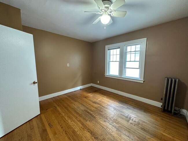 Building Photo - Gigantic 5 bedroom home on the NW side of ...