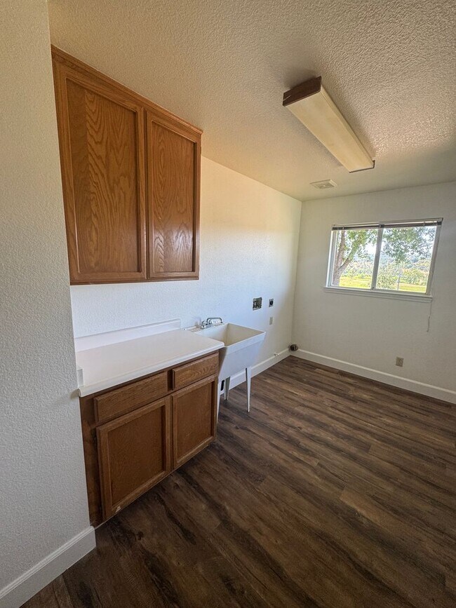 Building Photo - 3 BEDROOM HOME IN COUNTRY SETTING
