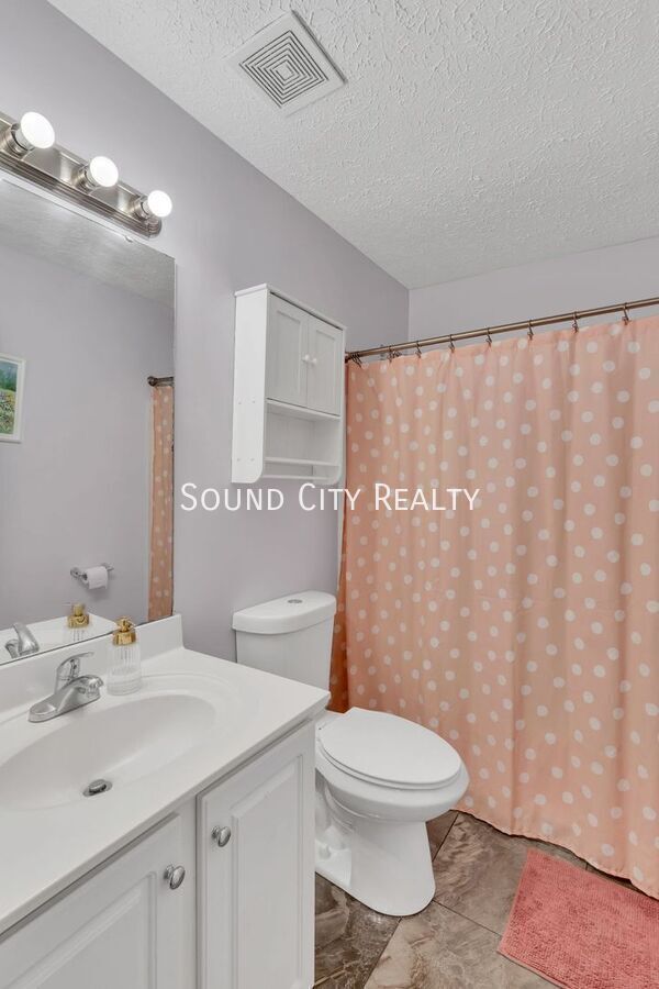 Building Photo - 1233 Twin Cir Dr