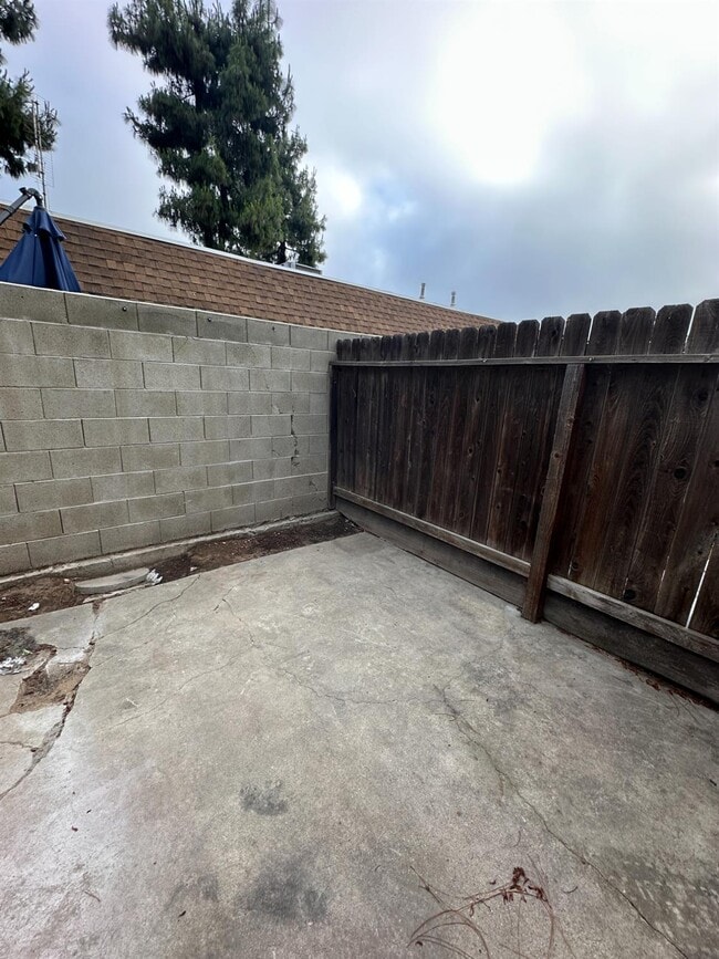 Building Photo - 471 Minnewawa Ave