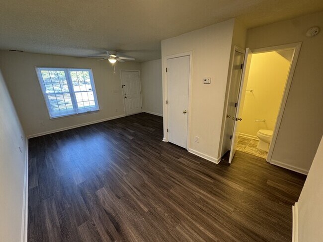 Building Photo - 2 bed 1.5 Bath