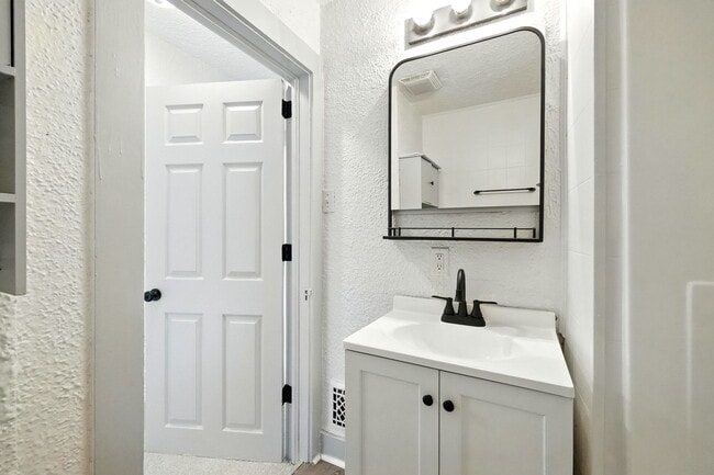 Building Photo - 4202 Hanna St