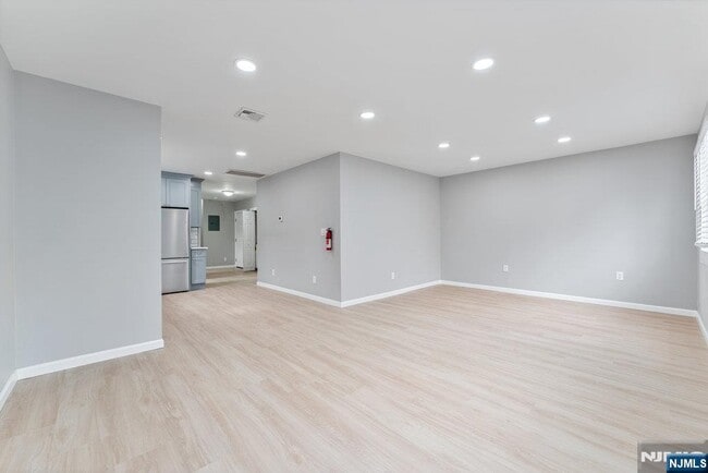 Building Photo - 16 John St