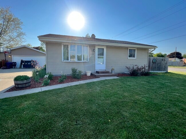 Building Photo - 1016 Fieldcrest Dr