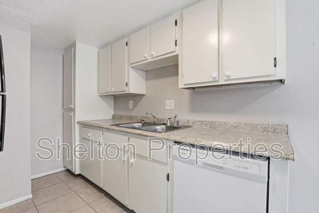 Building Photo - 860 E Brown Rd