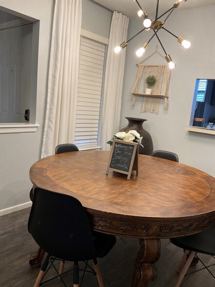 Dining Area - 13018 Heimer Rd