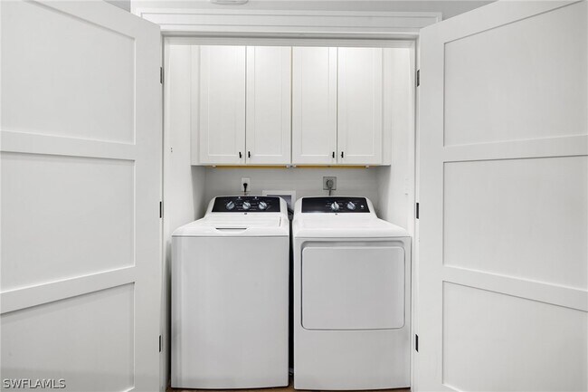 Building Photo - 3135 Riviera Dr