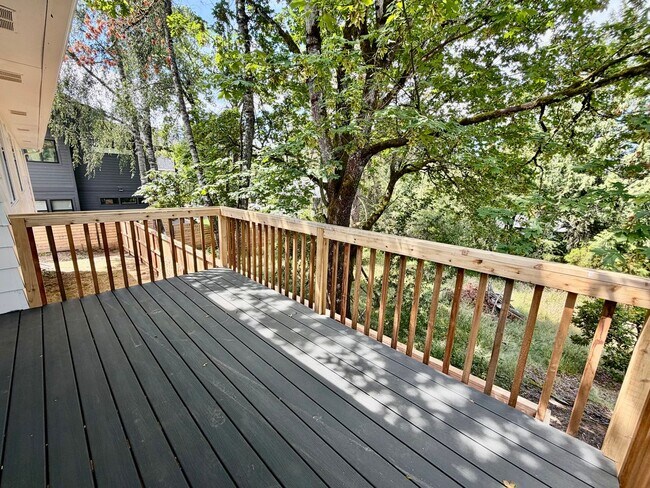 Building Photo - Freshly Remodeled 5bd/2.5bath Home w/ Daylight Basement in Heart of Multnomah Village