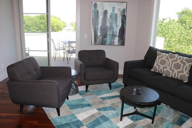 Building Photo - 927 13th Ave S