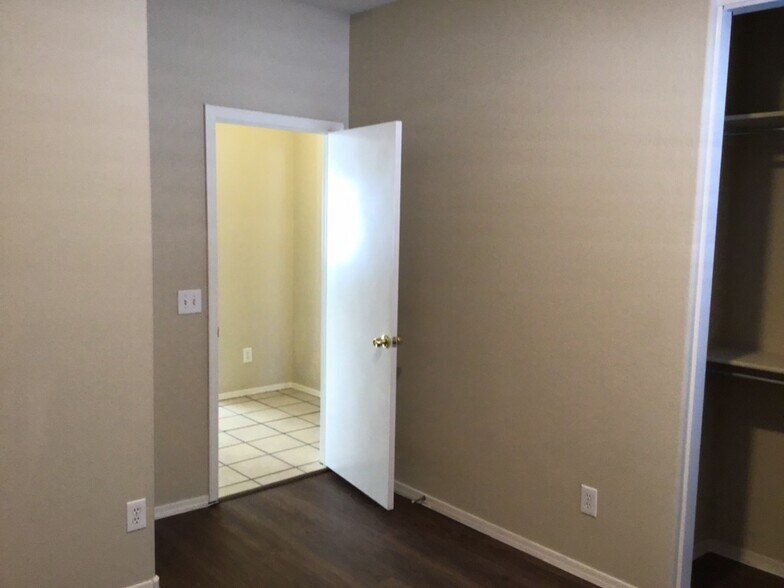 Building Photo - 5706 E Forge Cir