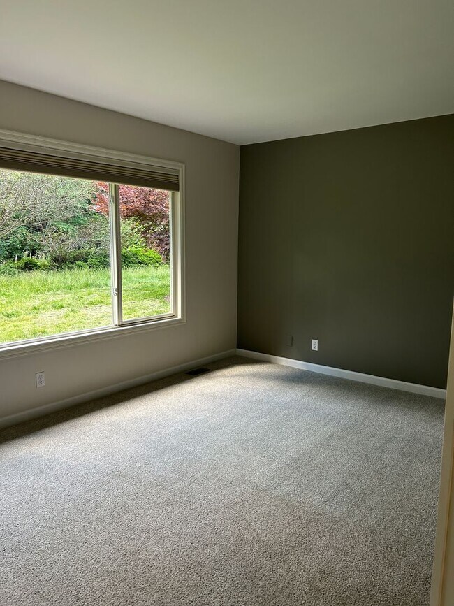 Building Photo - 3bd/2.5ba Redmond Home