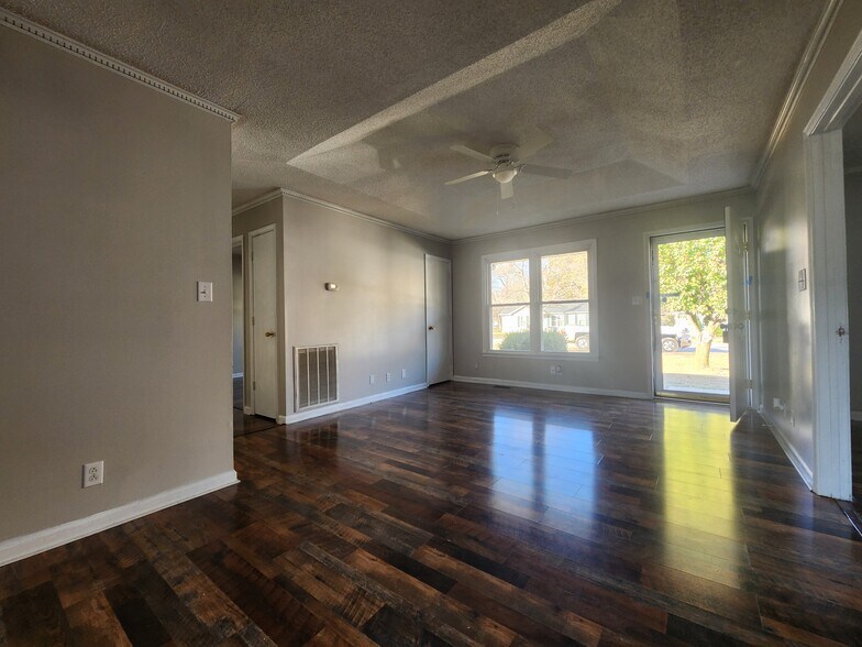 Building Photo - 738 Spees Dr