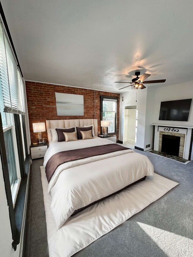 Primary Photo - 2123 Monmouth St