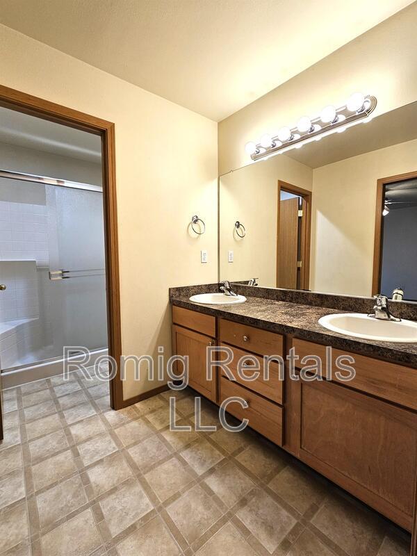 Building Photo - 8108 NE 36th Ct