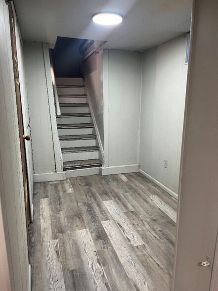 Building Photo - 510 N Queens Ave