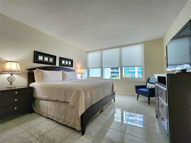 Building Photo - 3505 S Ocean Dr