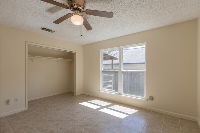 Building Photo - 909 Kavanagh Dr