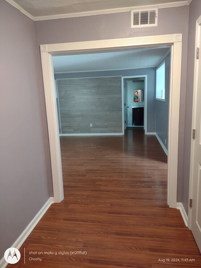 Building Photo - 802 W Oak Ave