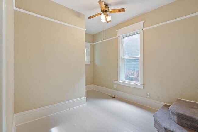 Building Photo - Spacious, light-filled 3-bdrm/2-bath vinta...