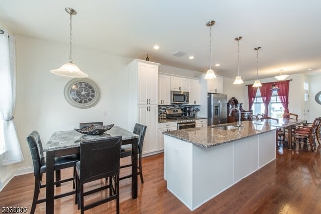 Building Photo - 5 White Aster Ct