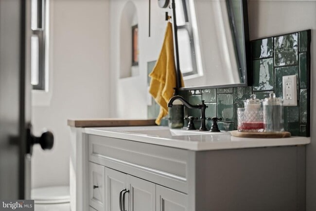 Building Photo - 526 E Thompson St