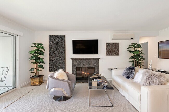 Building Photo - RARELY offered! Top floor three bedroom 2.5 bath El Escorial condo, fully furnished at East Beach.