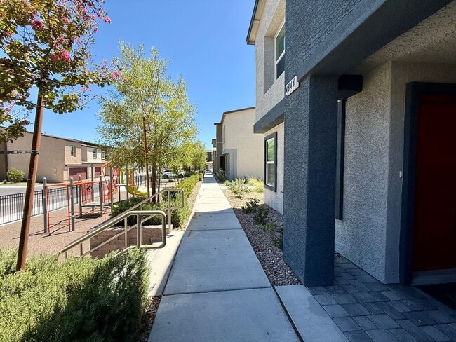 Building Photo - BRAND NEW 3 BED 2.5 BATH 2 CAR GARAGE TOWN...