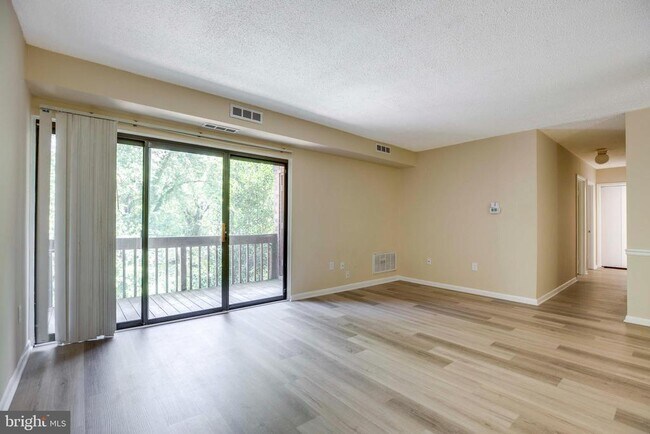 Building Photo - 10725 West Dr