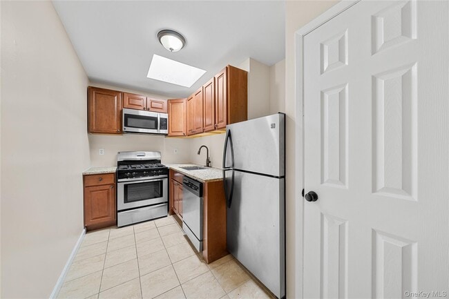 Building Photo - 410 Jericho Tpke