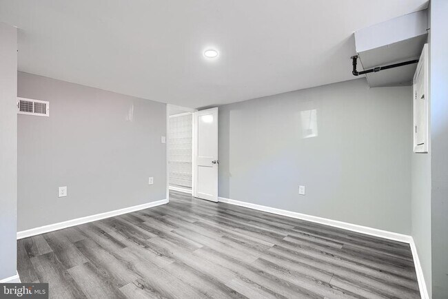 Building Photo - 424 N Linwood Ave