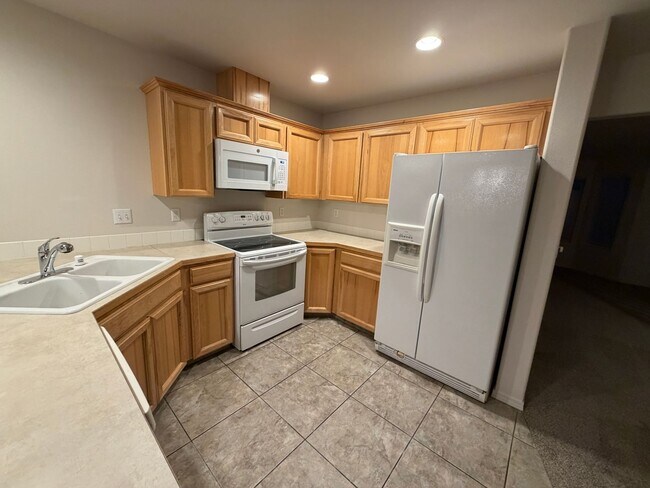 Building Photo - New carpet + Paint! 2 bed|2.5 bath + bonus room townhome
