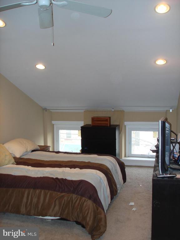 Building Photo - 160 Levering St