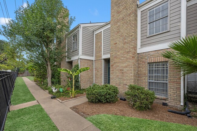 Building Photo - 11710 Southlake Dr