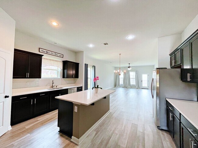 Building Photo - 4 Bedroom House in Hunters Trace