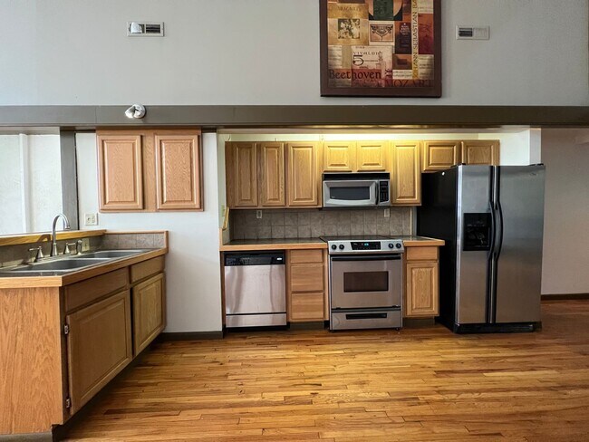 Building Photo - Executive DOWNTOWN Loft -- 1 bed, 1.5 bath, 1700 sqft!