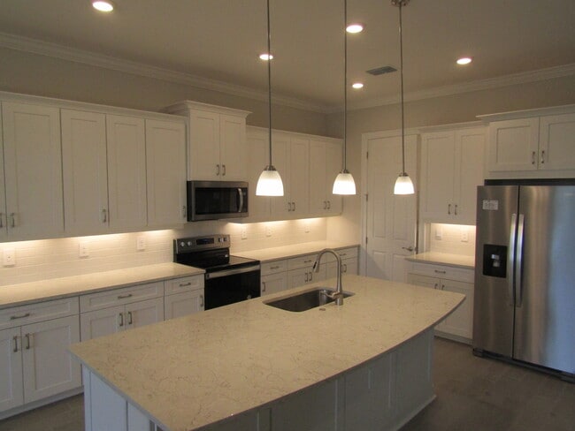 Building Photo - 608 Maraviya Blvd