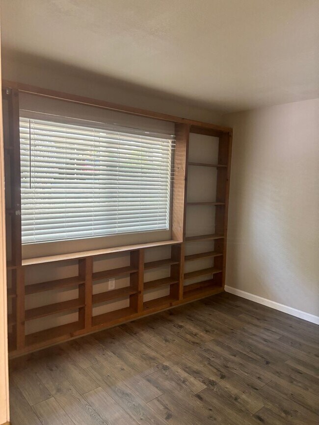 Building Photo - CUTE AS A BUG!  Super private Eldorado Hil...