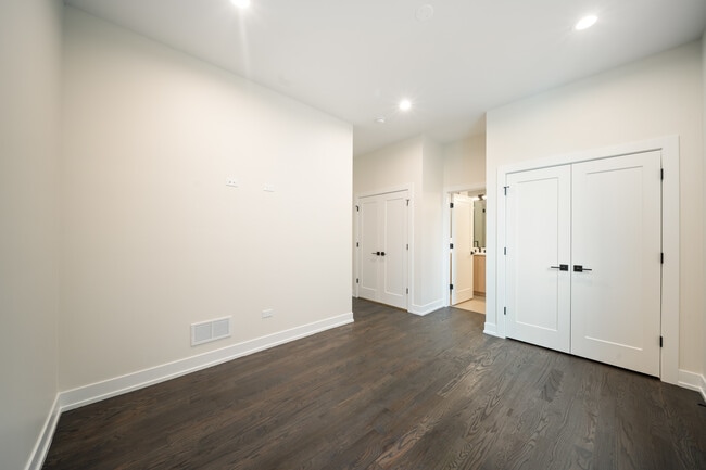 Building Photo - 412 E 50th Pl