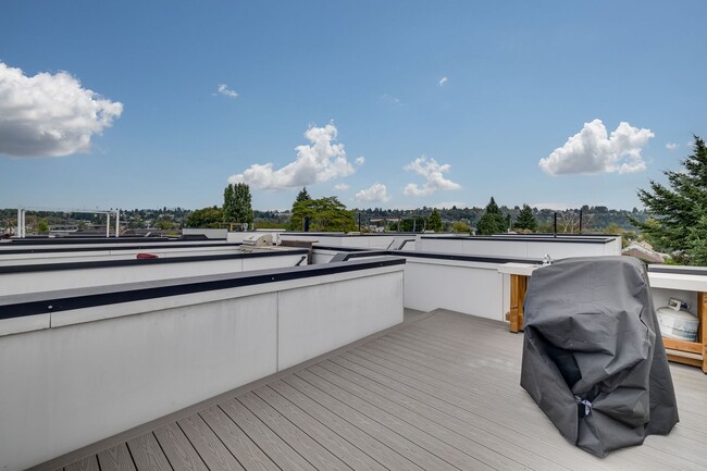 Building Photo - 2 bedroom open lay out townhome in Georget...